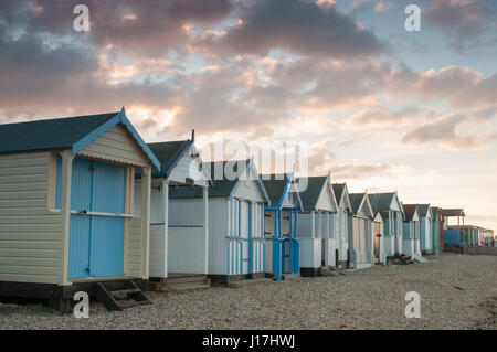 Thorpe Bay, Southend-on-Sea, Essex, England. 19. April 2017. UK-Wetter: Sonnenaufgang über dem Thorpe Bay - Blick der Wolken über Strandhütten Credit: Ben Rektor/Alamy Live News Stockfoto