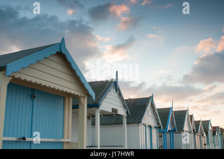 Thorpe Bay, Southend-on-Sea, Essex, England. 19. April 2017. UK-Wetter: Sonnenaufgang über dem Thorpe Bay - Blick der Wolken über Strandhütten Credit: Ben Rektor/Alamy Live News Stockfoto