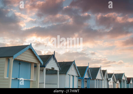 Thorpe Bay, Southend-on-Sea, Essex, England. 19. April 2017. UK-Wetter: Sonnenaufgang über dem Thorpe Bay - Blick der Wolken über Strandhütten Credit: Ben Rektor/Alamy Live News Stockfoto