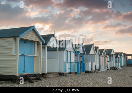 Thorpe Bay, Southend-on-Sea, Essex, England. 19. April 2017. UK-Wetter: Sonnenaufgang über dem Thorpe Bay - Blick der Wolken über Strandhütten Credit: Ben Rektor/Alamy Live News Stockfoto