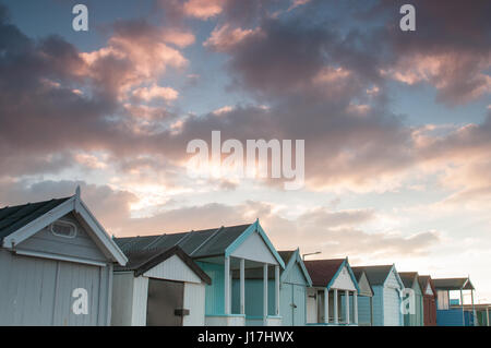 Thorpe Bay, Southend-on-Sea, Essex, England. 19. April 2017. UK-Wetter: Sonnenaufgang über dem Thorpe Bay - Blick der Wolken über Strandhütten Credit: Ben Rektor/Alamy Live News Stockfoto