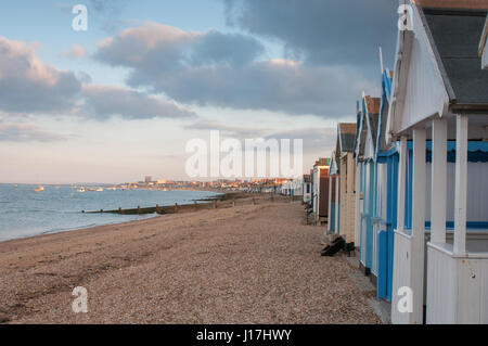 Thorpe Bay, Southend-on-Sea, Essex, Großbritannien. 19 Apr, 2017. de Wetter: Sonnenaufgang über Thorpe Bay - Blick Richtung Southend Pier Kredit suchen: ben Rektor/alamy leben Nachrichten Stockfoto