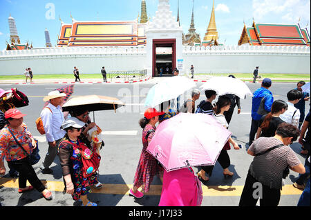 Bangkok, Thailand. 19. April 2017. Touristen, die sich vor starker Sonneneinstrahlung bei einem Besuch des Grand Palace in Bangkok, Thailand, 19. April 2017 schützen. Von März bis Mai Zeugen Thailand seine höchste Temperaturen das ganze Jahr. Insbesondere steigt die Temperatur oft über 35 Grad Celsius im April. Bildnachweis: Rachen Sagemsak/Xinhua/Alamy Live-Nachrichten Stockfoto