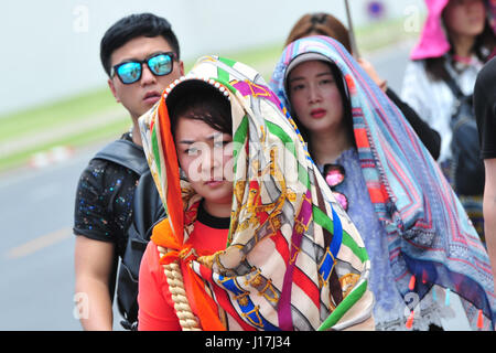 Bangkok, Thailand. 19. April 2017. Touristen, die sich vor starker Sonneneinstrahlung bei einem Besuch des Grand Palace in Bangkok, Thailand, 19. April 2017 schützen. Von März bis Mai Zeugen Thailand seine höchste Temperaturen das ganze Jahr. Insbesondere steigt die Temperatur oft über 35 Grad Celsius im April. Bildnachweis: Rachen Sagemsak/Xinhua/Alamy Live-Nachrichten Stockfoto