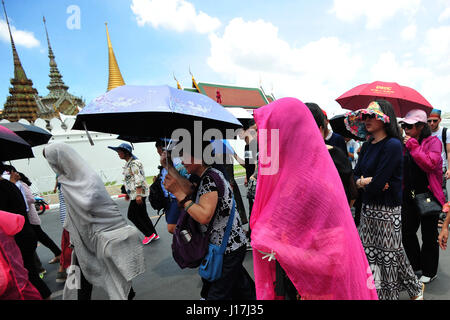 Bangkok, Thailand. 19. April 2017. Touristen, die sich vor starker Sonneneinstrahlung bei einem Besuch des Grand Palace in Bangkok, Thailand, 19. April 2017 schützen. Von März bis Mai Zeugen Thailand seine höchste Temperaturen das ganze Jahr. Insbesondere steigt die Temperatur oft über 35 Grad Celsius im April. Bildnachweis: Rachen Sagemsak/Xinhua/Alamy Live-Nachrichten Stockfoto