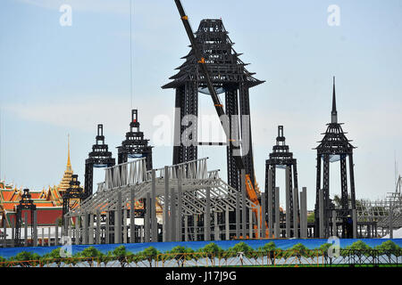 Bangkok, Thailand. 19. April 2017. Foto aufgenommen am 19. April 2017 zeigt die Baustelle des Krematorium für die späten König Bhumibol Adulyadej in Bangkok, Thailand. Die Feuerbestattung-Zeremonie von Thailands späten König Bhumibol Adulyadej, der am Oktober 2016 starb, statt findet am Oktober 2017, nach den örtlichen Medien. Bildnachweis: Xinhua/Alamy Live-Nachrichten Stockfoto