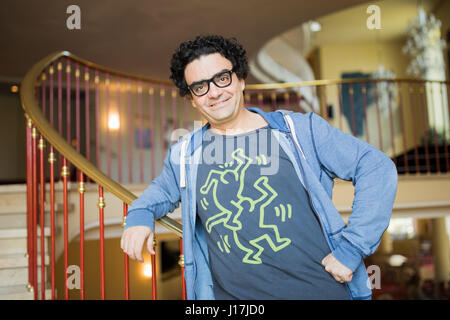 Düsseldorf, Deutschland. 19. April 2017. Star-Tenor Sänger Rolando Villazón posiert für ein Foto in der Rhein-Oper in Düsseldorf, 19. April 2017. Villazón wird Stern in einer Aufführung von "Don Pasquale" unter der Regie von Gaetano Donizetti, die auf der 19. April 2017 in Düsseldorf uraufgeführt wird. Foto: Rolf Vennenbernd/Dpa/Alamy Live News Stockfoto