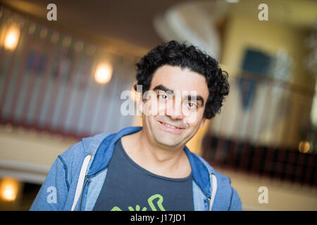 Düsseldorf, Deutschland. 19. April 2017. Star-Tenor Sänger Rolando Villazón posiert für ein Foto in der Rhein-Oper in Düsseldorf, 19. April 2017. Villazón wird Stern in einer Aufführung von "Don Pasquale" unter der Regie von Gaetano Donizetti, die auf der 19. April 2017 in Düsseldorf uraufgeführt wird. Foto: Rolf Vennenbernd/Dpa/Alamy Live News Stockfoto