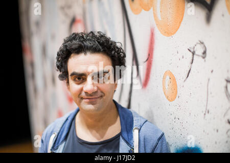 Düsseldorf, Deutschland. 19. April 2017. Star-Tenor Sänger Rolando Villazón posiert für ein Foto in der Rhein-Oper in Düsseldorf, 19. April 2017. Villazón wird Stern in einer Aufführung von "Don Pasquale" unter der Regie von Gaetano Donizetti, die auf der 19. April 2017 in Düsseldorf uraufgeführt wird. Foto: Rolf Vennenbernd/Dpa/Alamy Live News Stockfoto