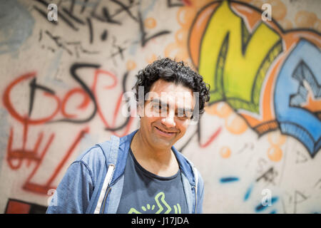 Düsseldorf, Deutschland. 19. April 2017. Star-Tenor Sänger Rolando Villazón posiert für ein Foto in der Rhein-Oper in Düsseldorf, 19. April 2017. Villazón wird Stern in einer Aufführung von "Don Pasquale" unter der Regie von Gaetano Donizetti, die auf der 19. April 2017 in Düsseldorf uraufgeführt wird. Foto: Rolf Vennenbernd/Dpa/Alamy Live News Stockfoto