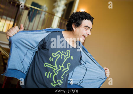 Düsseldorf, Deutschland. 19. April 2017. Star-Tenor Sänger Rolando Villazón posiert für ein Foto in der Rhein-Oper in Düsseldorf, 19. April 2017. Villazón wird Stern in einer Aufführung von "Don Pasquale" unter der Regie von Gaetano Donizetti, die auf der 19. April 2017 in Düsseldorf uraufgeführt wird. Foto: Rolf Vennenbernd/Dpa/Alamy Live News Stockfoto