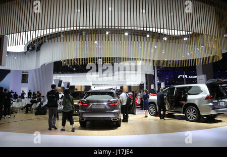 Shanghai, China. 19. April 2017. Menschen besuchen die 7. Shanghai International Automobile Industry Exhibition in Shanghai, Ost-China, 19. April 2017. Die Ausstellung startete in Shanghai Mittwoch. Bildnachweis: Ding Ting/Xinhua/Alamy Live-Nachrichten Stockfoto