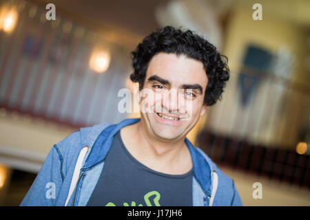 Düsseldorf, Deutschland. 19. April 2017. Star-Tenor Sänger Rolando Villazón posiert für ein Foto in der Rhein-Oper in Düsseldorf, 19. April 2017. Villazón wird Stern in einer Aufführung von "Don Pasquale" unter der Regie von Gaetano Donizetti, die auf der 19. April 2017 in Düsseldorf uraufgeführt wird. Foto: Rolf Vennenbernd/Dpa/Alamy Live News Stockfoto