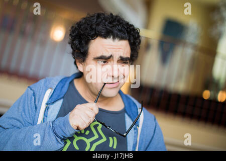 Düsseldorf, Deutschland. 19. April 2017. Star-Tenor Sänger Rolando Villazón posiert für ein Foto in der Rhein-Oper in Düsseldorf, 19. April 2017. Villazón wird Stern in einer Aufführung von "Don Pasquale" unter der Regie von Gaetano Donizetti, die auf der 19. April 2017 in Düsseldorf uraufgeführt wird. Foto: Rolf Vennenbernd/Dpa/Alamy Live News Stockfoto