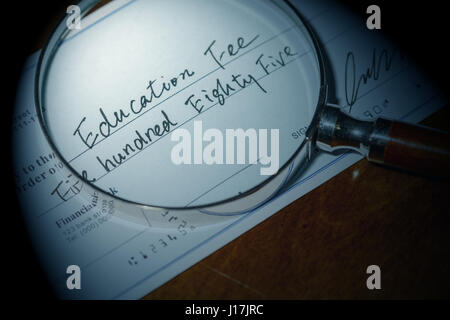 Gefälschten Scheck, Scheck für Bildung Gebühr, Finanzkonzept. Stockfoto