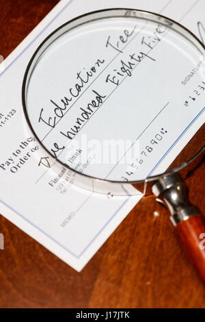 Gefälschten Scheck, Scheck für Bildung Gebühr, Finanzkonzept. Stockfoto