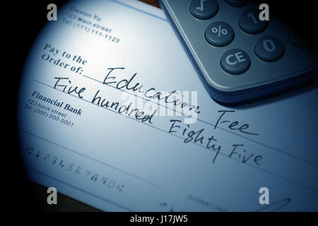 Gefälschten Scheck, Scheck für Bildung Gebühr, Finanzkonzept. Stockfoto