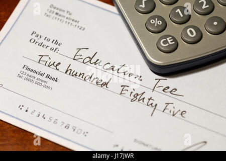 Gefälschten Scheck, Scheck für Bildung Gebühr, Finanzkonzept. Stockfoto