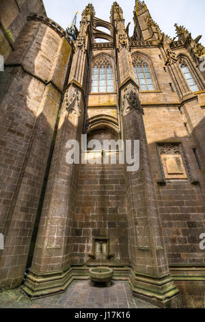 Detailansicht auf Mont Saint-Michel Abtei Fassade im Sonnenlicht, Frankreich Stockfoto