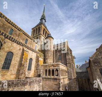 Golden verzierten Turm an der Spitze der Abtei Saint-Michel, Frankreich Stockfoto