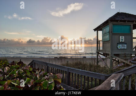 Sonnenaufgang über dem Rettungsschwimmer-Turm auf Deerfield Beach, Florida Stockfoto