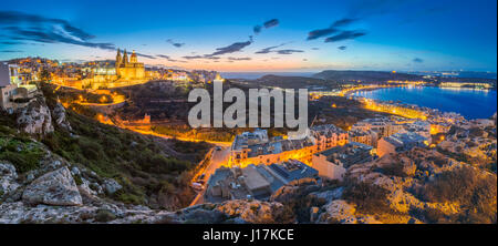 Il-Mellieha, Malta-schöne Panorama Skyline Blick auf Mellieha Stadt nach Sonnenuntergang mit Paris Kirche und Mellieha Strand im Hintergrund mit blauer Himmel ein Stockfoto