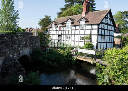 Eardisland Dorf am Ufer des Flusses Pfeil auf der "schwarz-weiß & Dorf Trail" abseits der Hauptstraße A44 in Herefordshire, England.   Die "Black & weiß Stockfoto