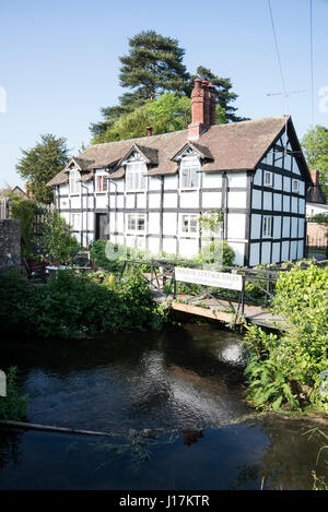 Eardisland Dorf am Ufer des Flusses Pfeil auf der "schwarz-weiß & Dorf Trail" abseits der Hauptstraße A44 in Herefordshire, England.   Die "Black & weiß Stockfoto