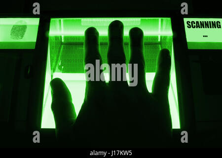 Eine Person benutzt, einen Fingerabdruck-Scanner. Einsetzbar für Biometrie oder Cyber-Sicherheit-Konzepte. Stockfoto