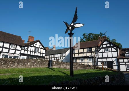 Eine Skulptur des "Maguns" der Magie auf dem Dorfplatz am Weobley Dorf abseits der Hauptstraße A4112 in Herefordshire, England.   Die Elster war Kommiss Stockfoto