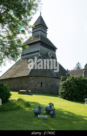 Eine seltene 14. Jahrhundert bell Tower und Uhr oder Glockenturm neben dem Dorf St. Marienkirche in Pembridge Dorf auf dem "Schwarz-weiß & Dorf Trail" o Stockfoto