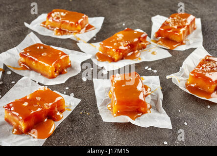 hausgemachte gesalzenem Karamell Bonbons auf dunklen grauen Tisch Stockfoto