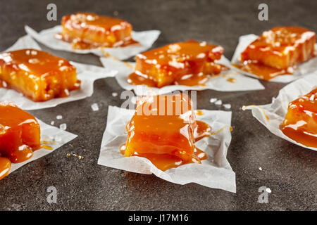 hausgemachte gesalzenem Karamell Bonbons auf dunklen grauen Tisch Stockfoto