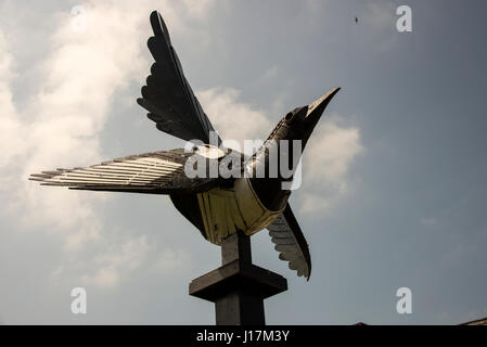 Eine Skulptur von 'Magnus' die Elster auf dem Dorfplatz am Weobley Dorf abseits der Hauptstraße A4112 in Herefordshire, England.  Die Elster war Kommiss Stockfoto