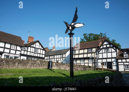 Eine Skulptur des "Maguns" der Magie auf dem Dorfplatz am Weobley Dorf abseits der Hauptstraße A4112 in Herefordshire, England.   Die Elster war Kommiss Stockfoto