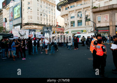 BUENOS AIRES, Argentinien - 15. Dezember 2016: Protest der Arbeiterklasse in der Hauptstadt in der Nähe von Plaza De La Republica Stockfoto