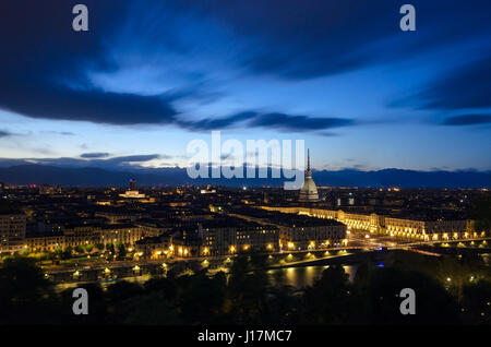 Turin malerischen Panorama mit Mole Antonelliana in der Dämmerung Stockfoto