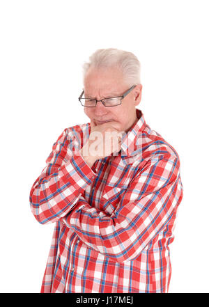 Eine Nahaufnahme Bild von einem weißen Haaren senior Mann in einem karierten Hemd und Brille schwer denken, für weißen Hintergrund isoliert. Stockfoto