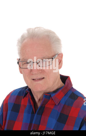 Eine Nahaufnahme Bild von einem weißen Haaren senior Mann in einem karierten Hemd und Brille, für weißen Hintergrund isoliert. Stockfoto