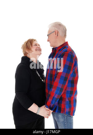 Ein sehr glücklich Senioren paar lächelnd einander in Liebe, für weißen Hintergrund isoliert. Stockfoto