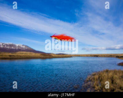 Eine Orange Angeln f; Lüge flattert im Wind vor gegossen Stockfoto