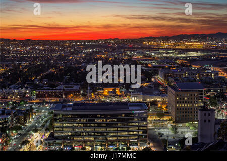 Sonnenuntergang über der Innenstadt von Tempe, Arizona Stockfoto