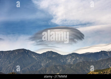 Linsenförmige Wolken über den San Bernardino Mountains in Kalifornien Stockfoto