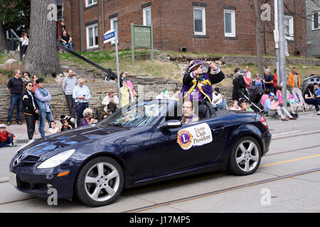 der Lions Club-Präsident begrüßt Zuschauer entlang der Queen Street East Toronto Strände Easter Parade 2017. Stockfoto