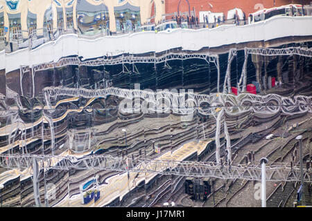 Reflexionen außerhalb Grand Central shopping centre über Birmingham New Street Station. Birmingham, UK Stockfoto