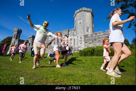 LOUGH CUTRA, GORT, Irland - SEPTEMBER 6: Unbekannte Menschen, die Spaß und Runing durch den Kurs während der jährlichen laufen oder Farbstoff, der weltweit am meisten Colo Stockfoto