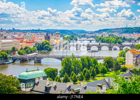 Blick entlang der Moldau und seine vielen Brücken einschließlich der Karlsbrücke. Prag-Tschechien-Europa Stockfoto