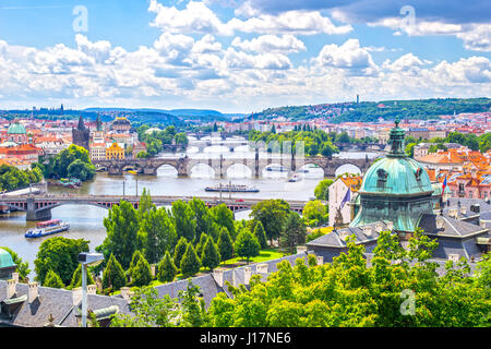 Blick entlang der Moldau und seine vielen Brücken einschließlich der Karlsbrücke. Prag-Tschechien-Europa Stockfoto