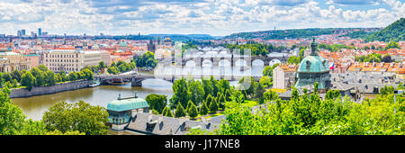 Blick entlang der Moldau und seine vielen Brücken einschließlich der Karlsbrücke. Prag-Tschechien-Europa Stockfoto