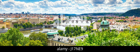 Blick entlang der Moldau und seine vielen Brücken einschließlich der Karlsbrücke. Prag-Tschechien-Europa Stockfoto